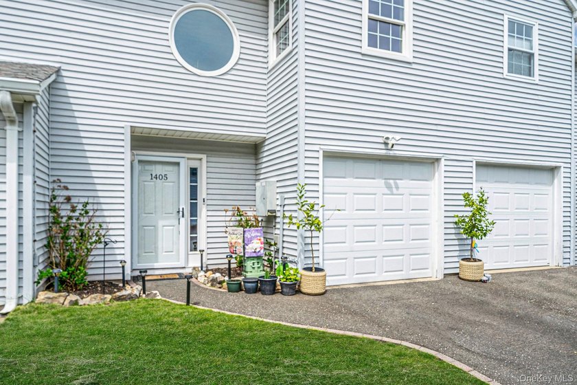 Welcome to easy living in the highly sought after Fox Meadow - photo 2