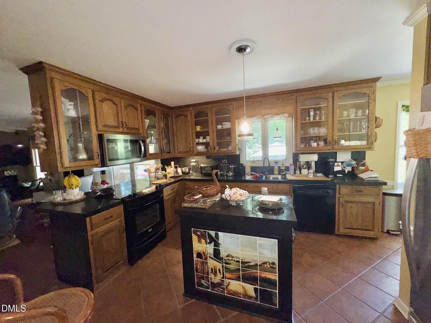 Welcome to this 3-bedroom, 2.5-bathroom single-family residence - photo 12