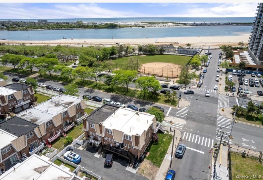 Welcome to this centrally located spacious condo/ townhouse - photo 16