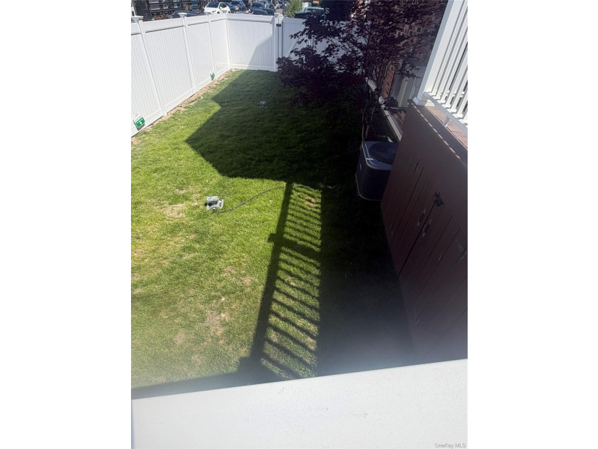 Welcome to this centrally located spacious condo/ townhouse - photo 19