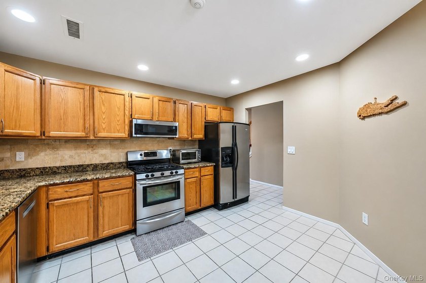 Welcome to easy living in the highly sought after Fox Meadow - photo 10