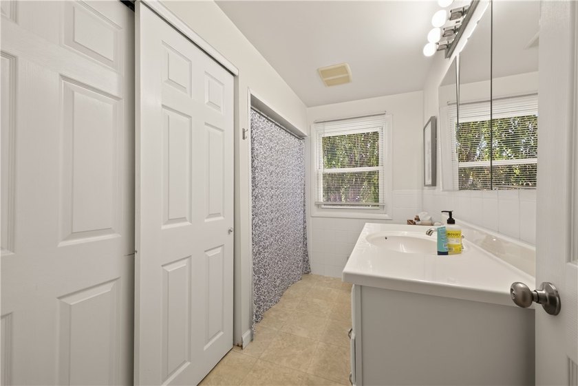 Welcome to this spacious 1672 sq. ft. split level home in a - photo 22