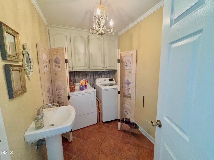 Welcome to this 3-bedroom, 2.5-bathroom single-family residence - photo 32