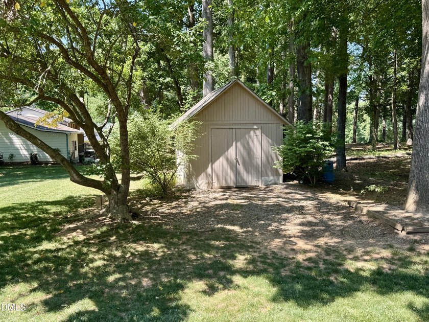 Welcome to this 3-bedroom, 2.5-bathroom single-family residence - photo 35