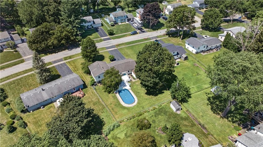 Welcome to this spacious 1672 sq. ft. split level home in a - photo 37