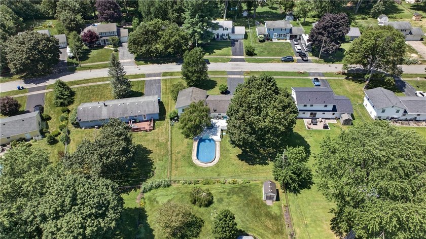 Welcome to this spacious 1672 sq. ft. split level home in a - photo 38