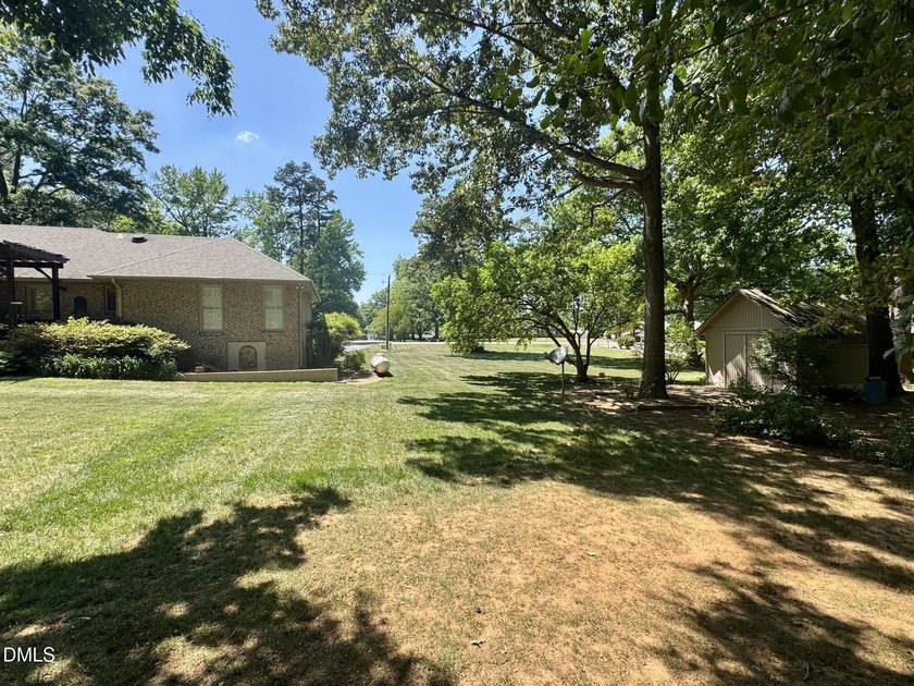 Welcome to this 3-bedroom, 2.5-bathroom single-family residence - photo 39