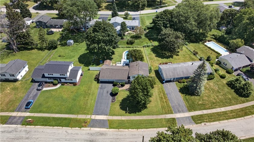Welcome to this spacious 1672 sq. ft. split level home in a - photo 42