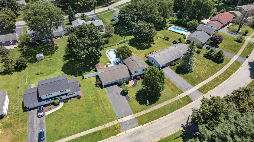 Welcome to this spacious 1672 sq. ft. split level home in a - photo 43