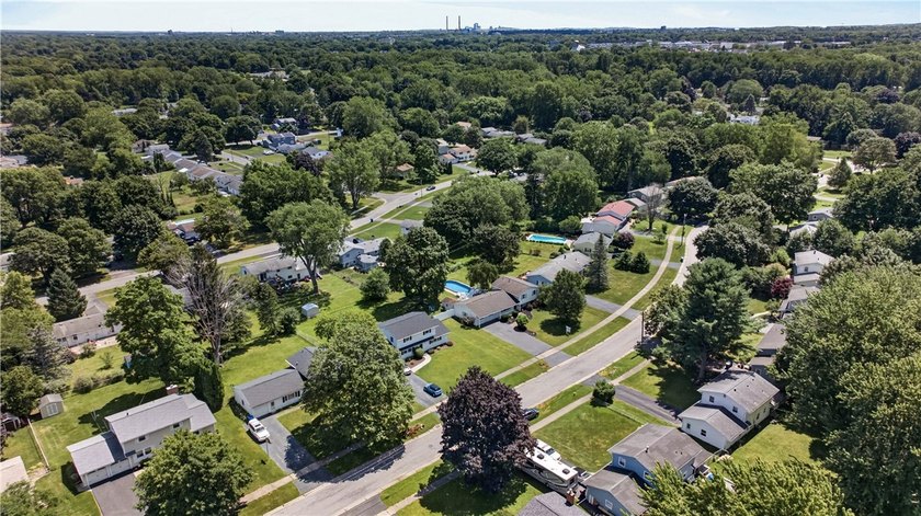 Welcome to this spacious 1672 sq. ft. split level home in a - photo 44