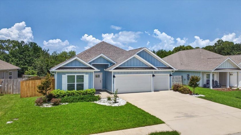 Nestled in a cul-de-sac, this beautifully built 2022 home offers - photo 2