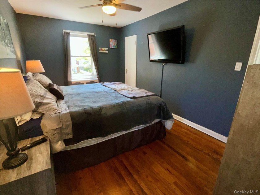 Beautiful and spacious 2 bedroom upper co-op was just painted - photo 12