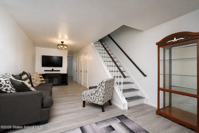 Welcome to this beautifully maintained, mint-condition attached - photo 4