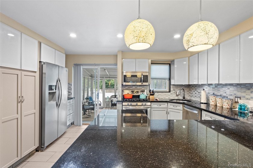 Beautiful move-in condition 2-bedroom, 2-bath home located on a - photo 5