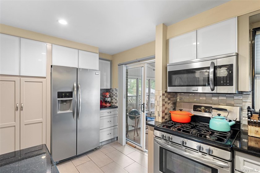 Beautiful move-in condition 2-bedroom, 2-bath home located on a - photo 7