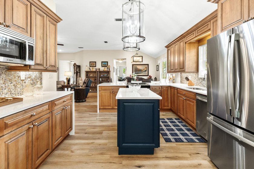 Beautifully updated and meticulously maintained single-story - photo 2