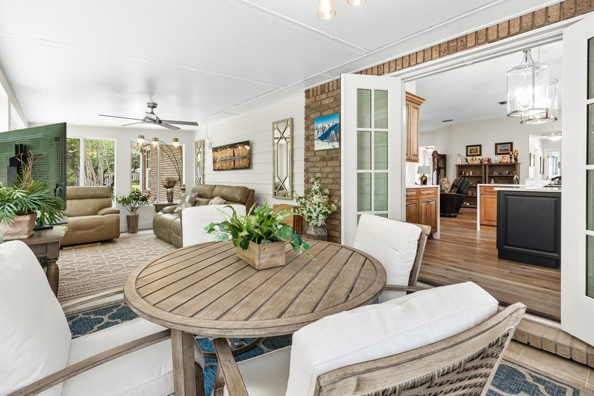 Beautifully updated and meticulously maintained single-story - photo 4