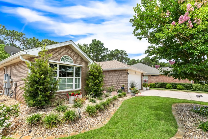 Beautifully updated and meticulously maintained single-story - photo 7