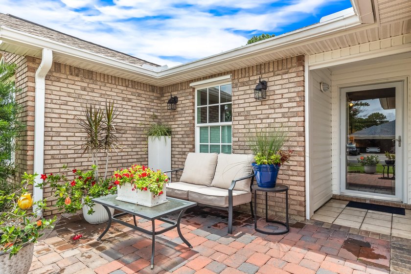 Beautifully updated and meticulously maintained single-story - photo 9