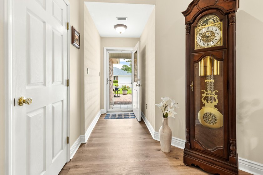 Beautifully updated and meticulously maintained single-story - photo 10
