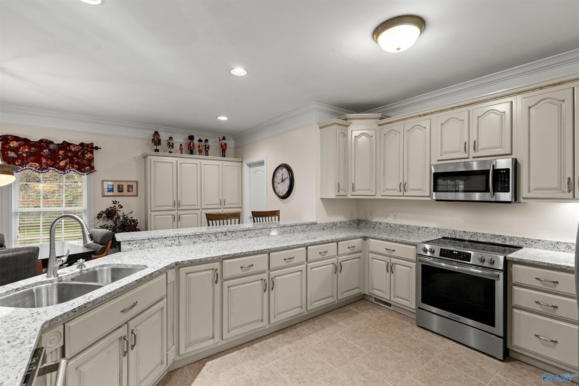 Beautiful home offering 3,876 total finished sqft with 2,388 on - photo 14