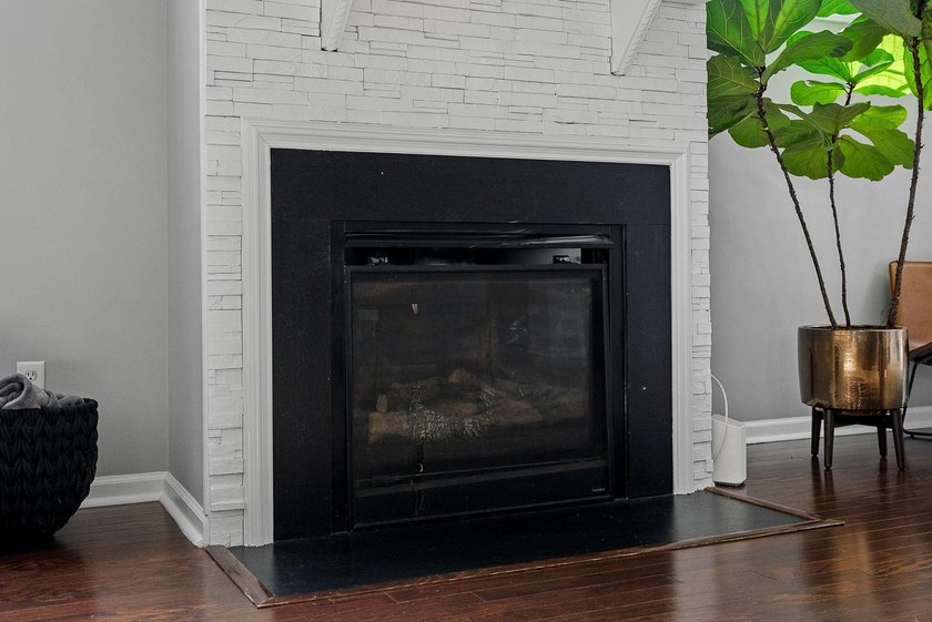 Stunning and spacious, this expansive end-unit residence offers - photo 8