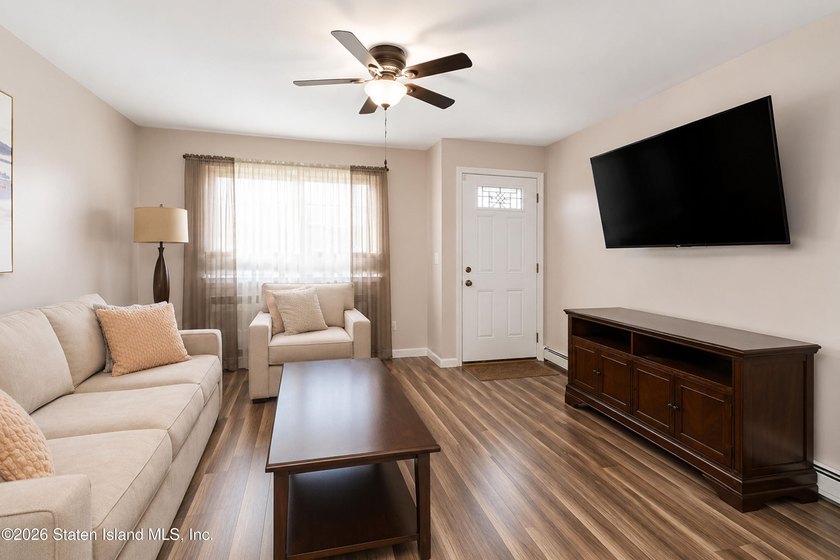 LOOK NO FURTHER!! THIS BEAUTIFULLY RENOVATED END-UNIT CONDO IS - photo 5