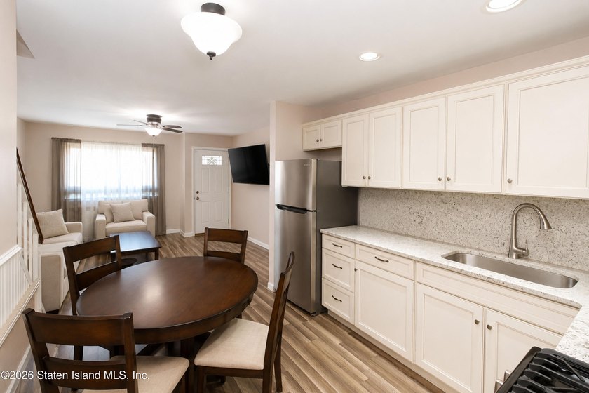 LOOK NO FURTHER!! THIS BEAUTIFULLY RENOVATED END-UNIT CONDO IS - photo 7