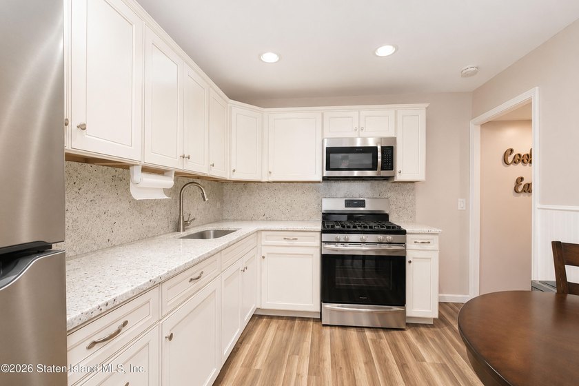 LOOK NO FURTHER!! THIS BEAUTIFULLY RENOVATED END-UNIT CONDO IS - photo 8