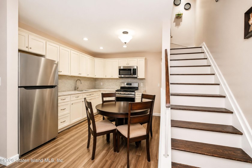 LOOK NO FURTHER!! THIS BEAUTIFULLY RENOVATED END-UNIT CONDO IS - photo 9