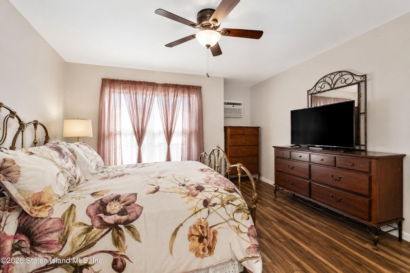 LOOK NO FURTHER!! THIS BEAUTIFULLY RENOVATED END-UNIT CONDO IS - photo 10