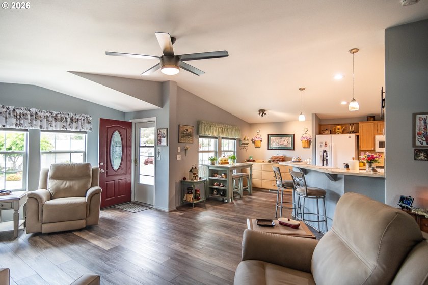 Welcome to this stellar home in the desirable Littlebrook - photo 6