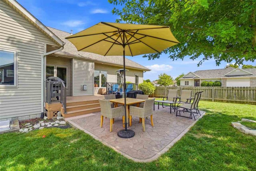 This expansive brick front ranch home exudes curb appeal! - photo 4