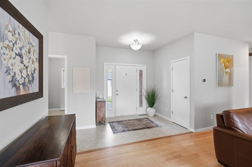 This expansive brick front ranch home exudes curb appeal! - photo 6