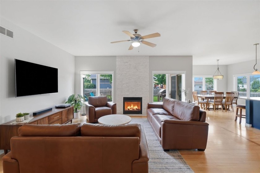 This expansive brick front ranch home exudes curb appeal! - photo 9