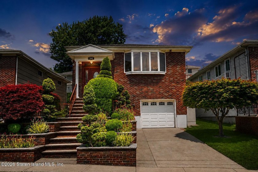Exceptional Value in Lower Todt Hill! Welcome to this - photo 2