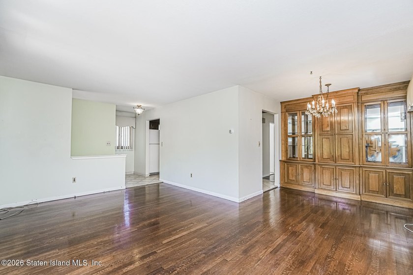 Exceptional Value in Lower Todt Hill! Welcome to this - photo 5