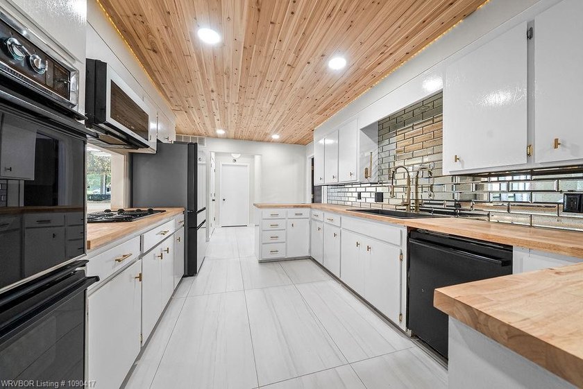 Welcome to this beautifully updated home in the heart of Fort - photo 27