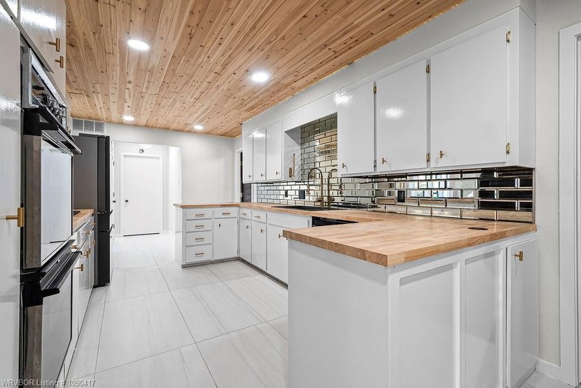 Welcome to this beautifully updated home in the heart of Fort - photo 28
