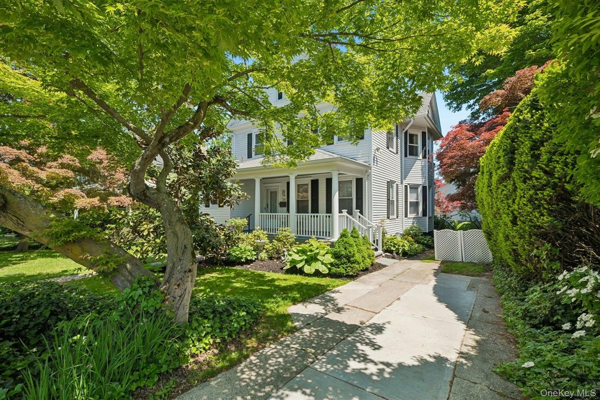 GRACIOUS, CHARMING &amp; ALL DONE! Wonderful Huntington Village - photo 2