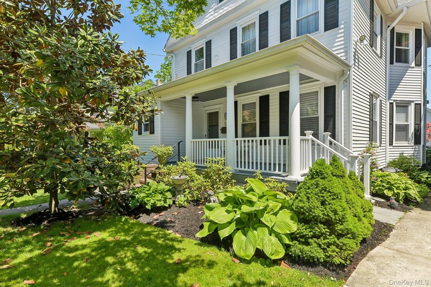 GRACIOUS, CHARMING &amp; ALL DONE! Wonderful Huntington Village - photo 4