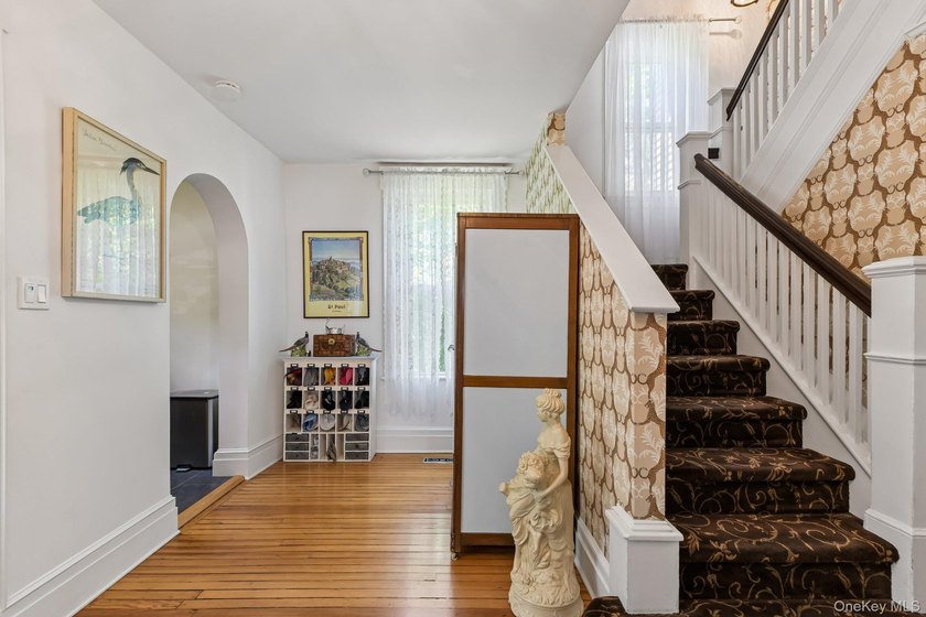 GRACIOUS, CHARMING &amp; ALL DONE! Wonderful Huntington Village - photo 5