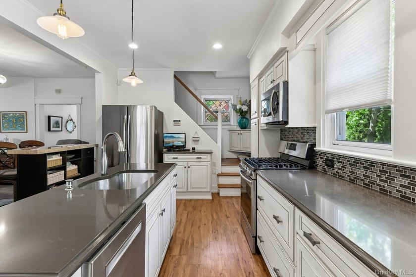 GRACIOUS, CHARMING &amp; ALL DONE! Wonderful Huntington Village - photo 10