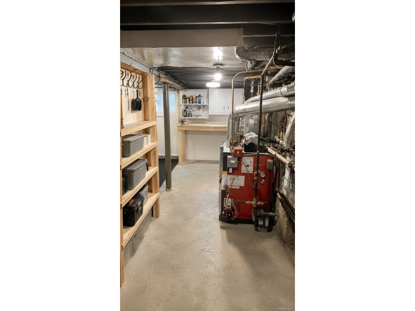 Charming detached Tudor style one family home in Jamaica Hills - photo 14