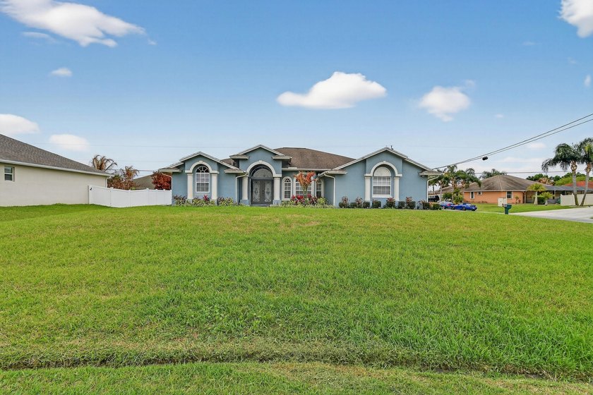Beautifully updated 3 bed, 2 bath CBS home with a 2 car garage - photo 4