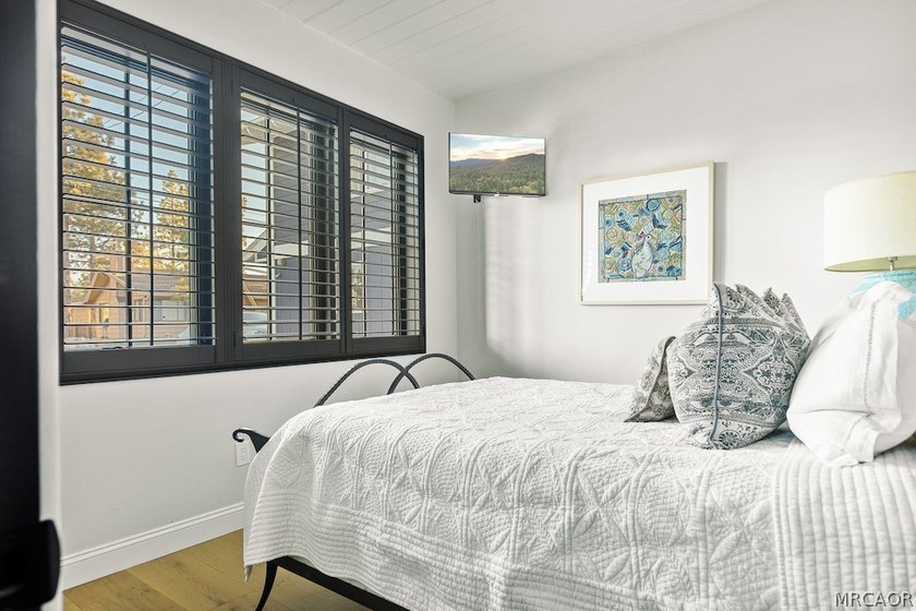 Stunning 4-Bedroom, 3-Bath home with Lake &amp; Ski Slope Views in - photo 18
