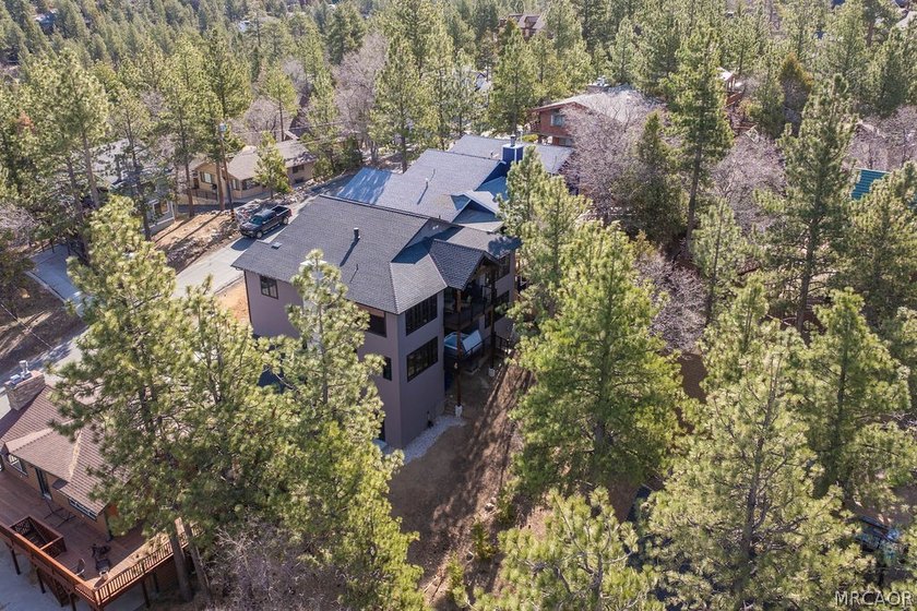 Stunning 4-Bedroom, 3-Bath home with Lake &amp; Ski Slope Views in - photo 48