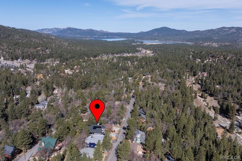 Stunning 4-Bedroom, 3-Bath home with Lake &amp; Ski Slope Views in - photo 49