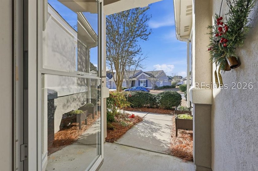 Welcome home to this beautifully designed Robin model villa - photo 2