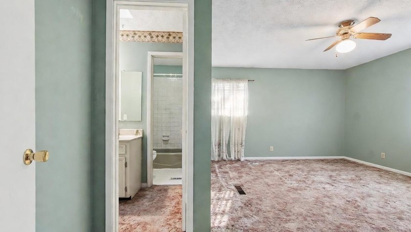 Spacious two-story home located in the established Venetian - photo 16